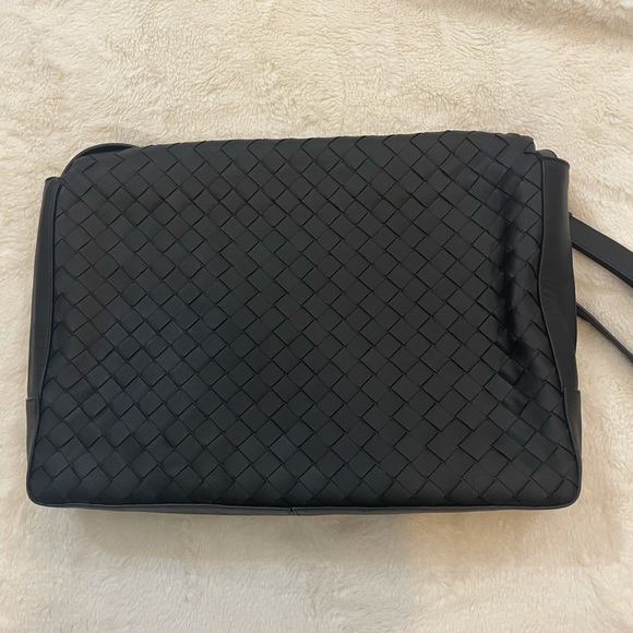 Bottega Veneta Mens Intrecciato Weave Messenger Bag - Picture 5 of 10